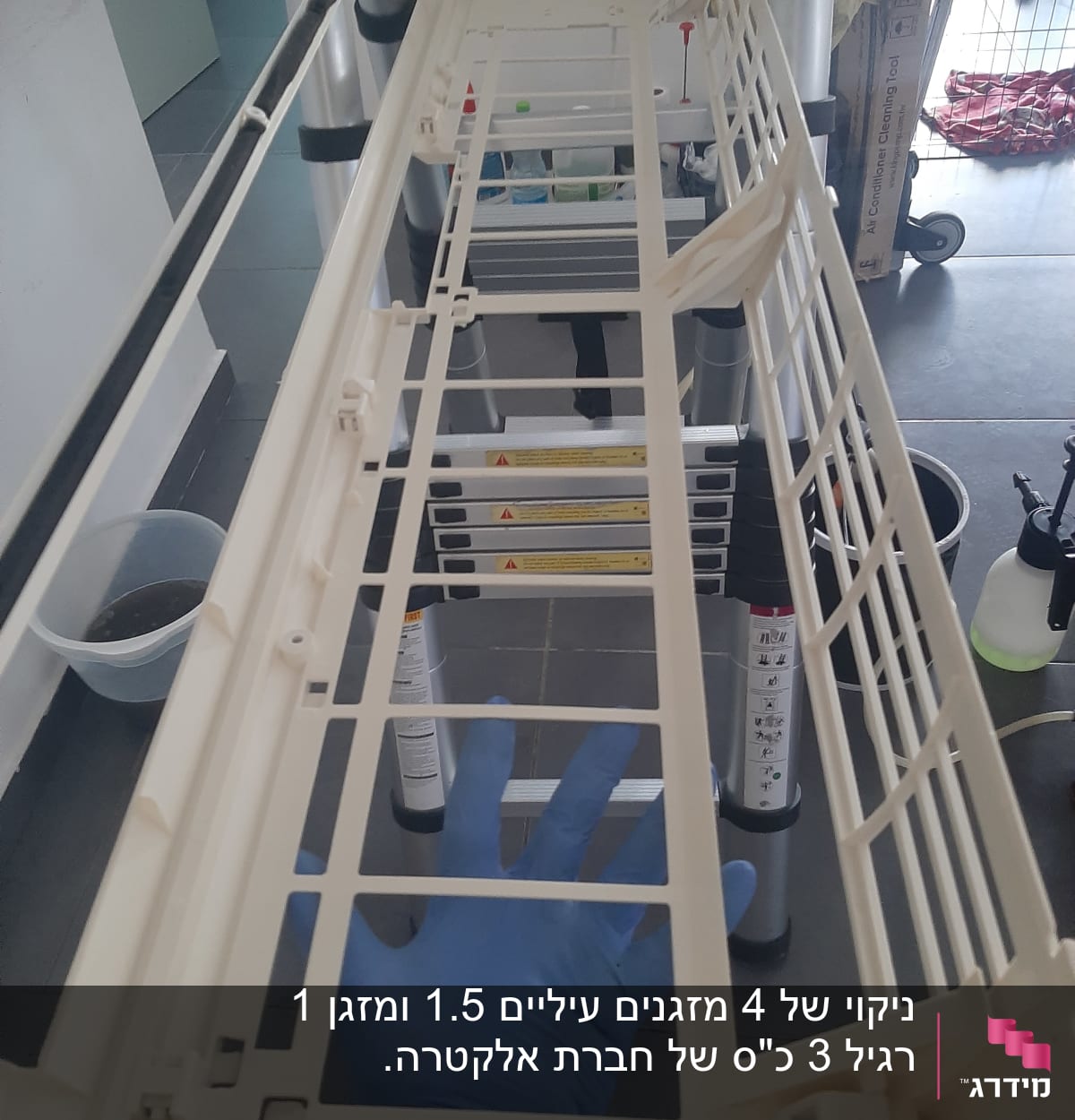 חלק פנימי של מזגן עם יד בכפפה כחולה